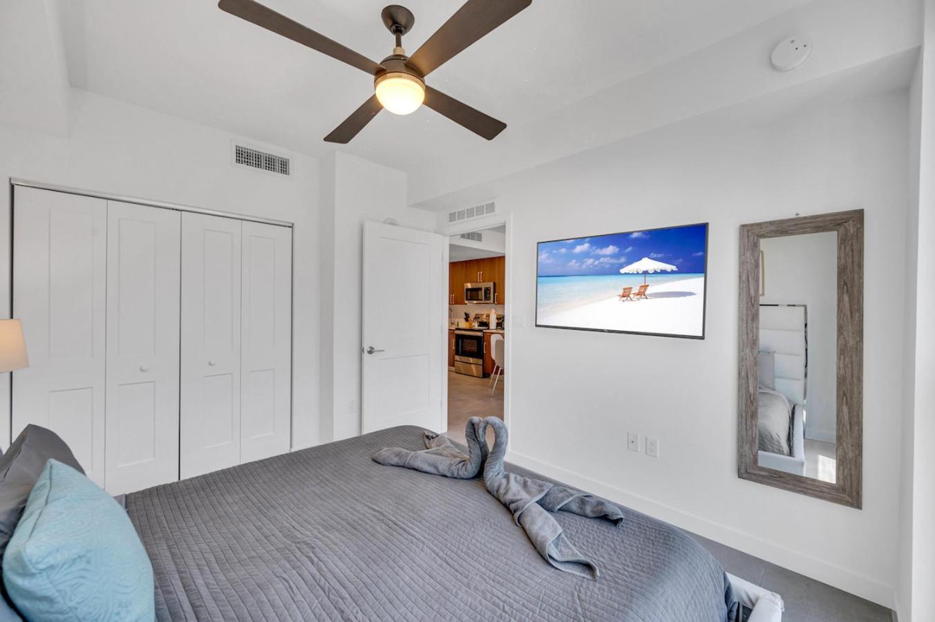 Beautiful Unit With Amazing View & Free Parking Apartment *