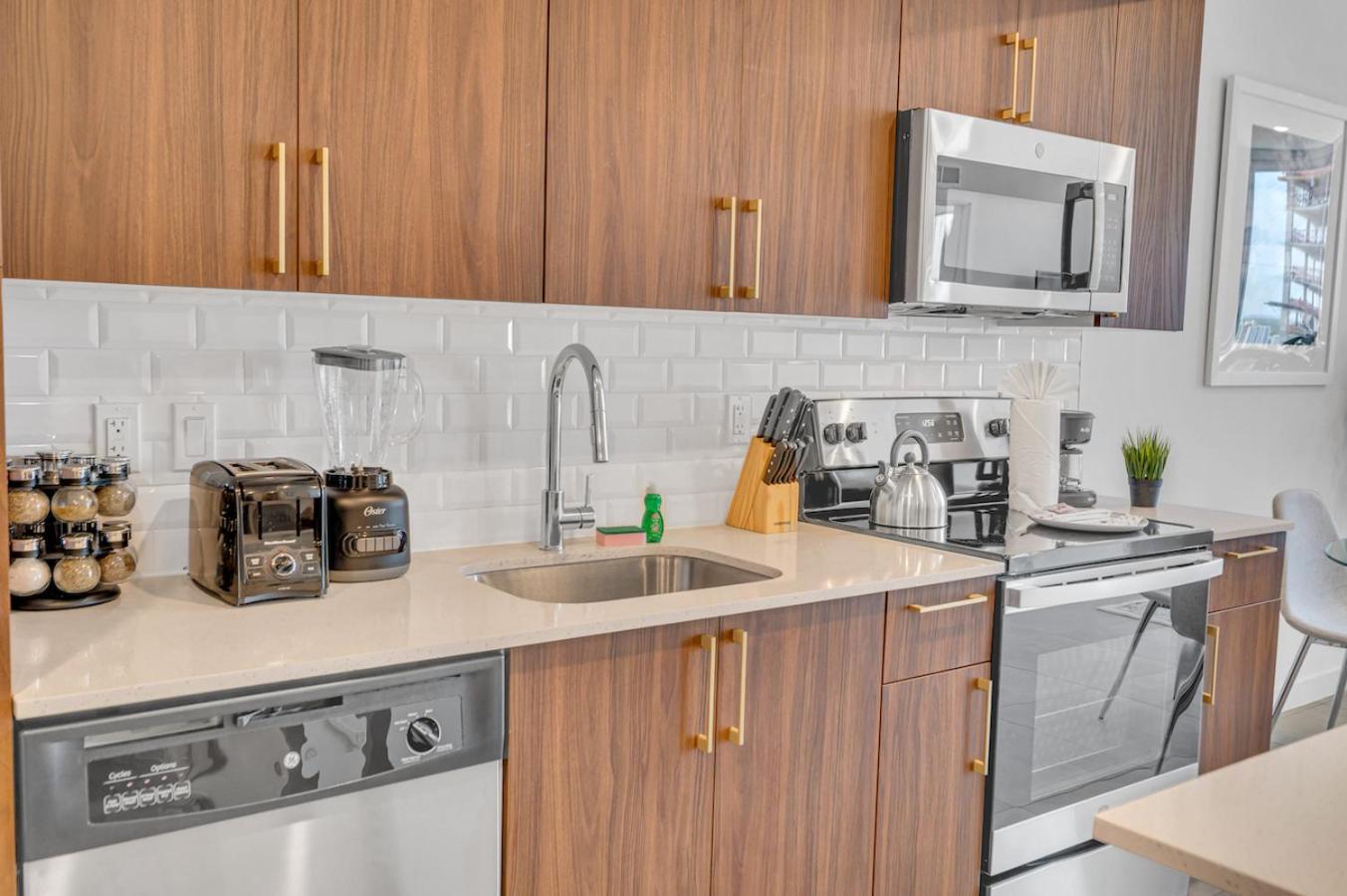 Apartment Beautiful Unit With Amazing View & Free Parking