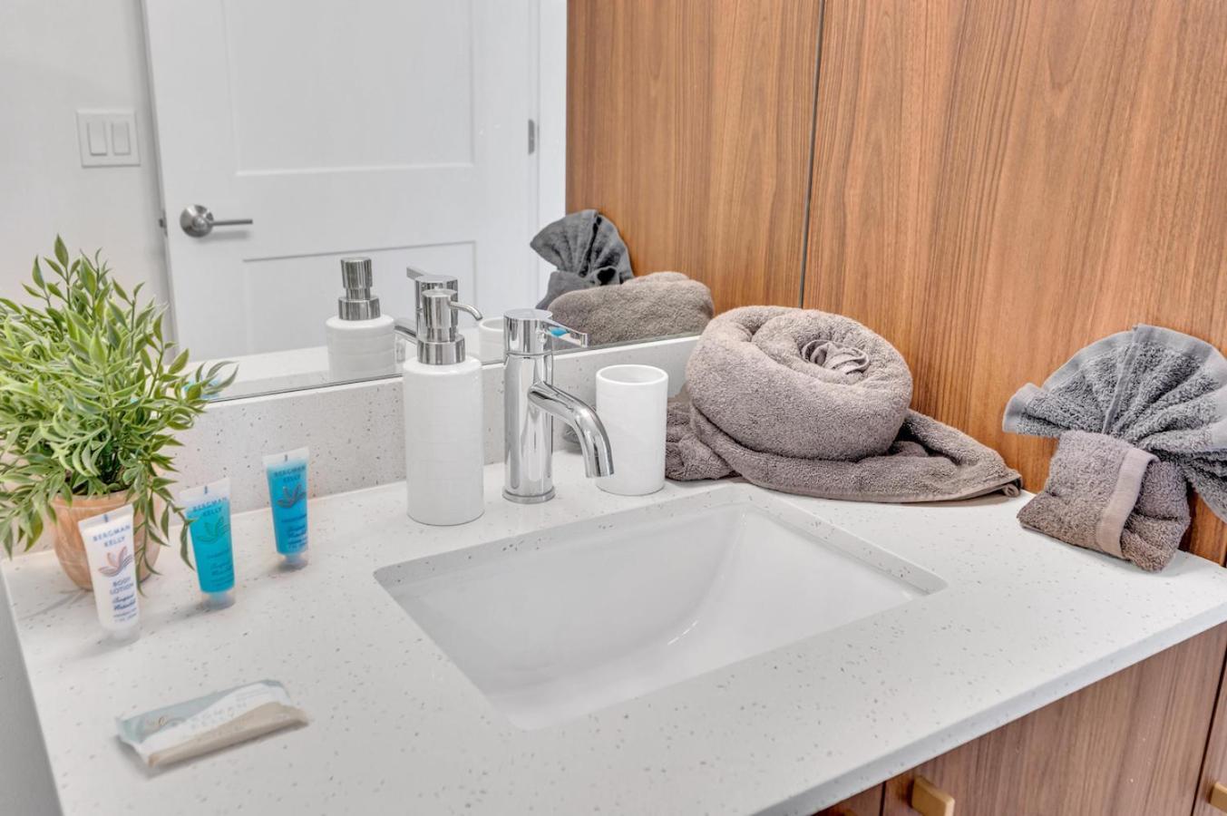 Apartment Beautiful Unit With Amazing View & Free Parking