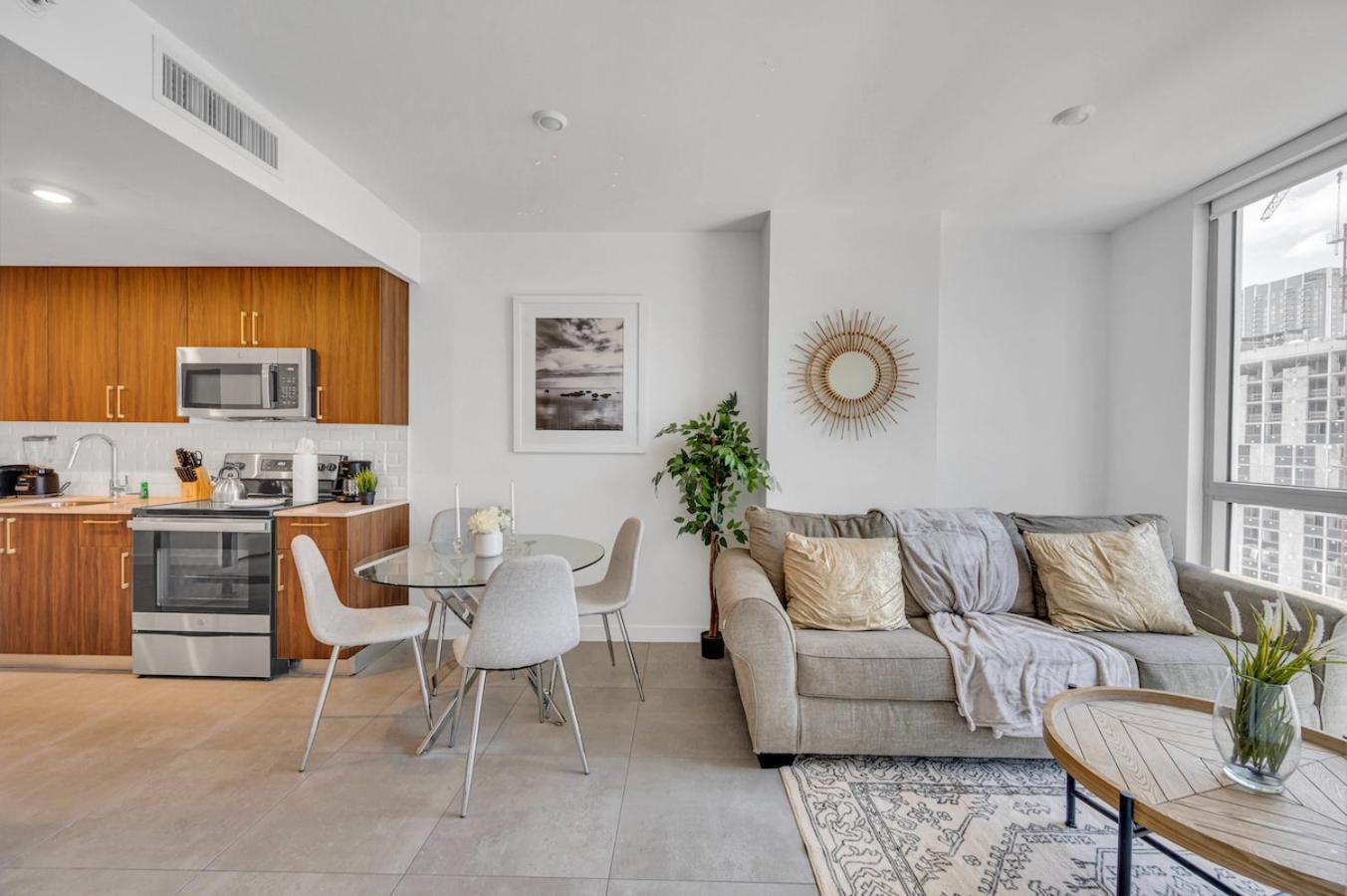 Apartment Beautiful Unit With Amazing View & Free Parking *