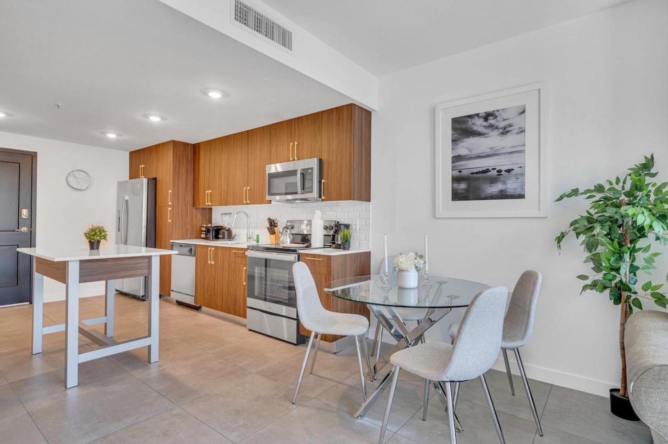 Beautiful Unit With Amazing View & Free Parking *