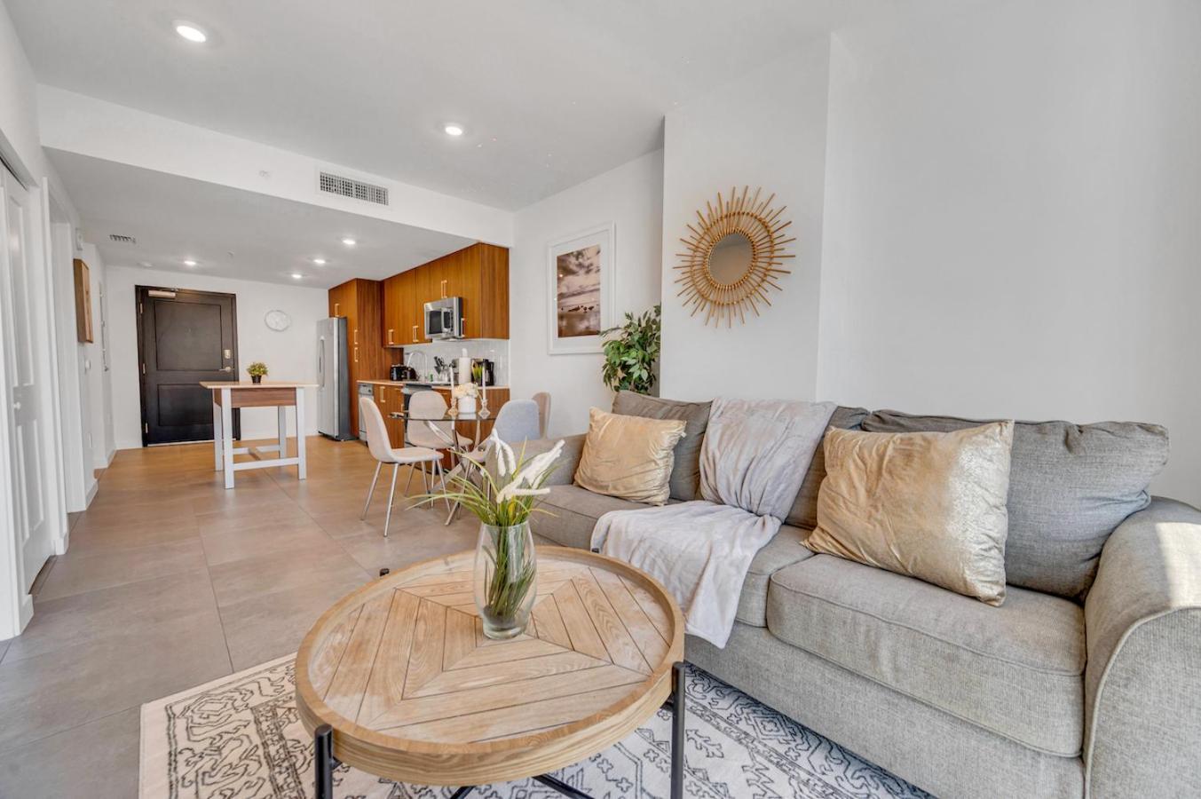 Beautiful Unit With Amazing View & Free Parking Apartment *