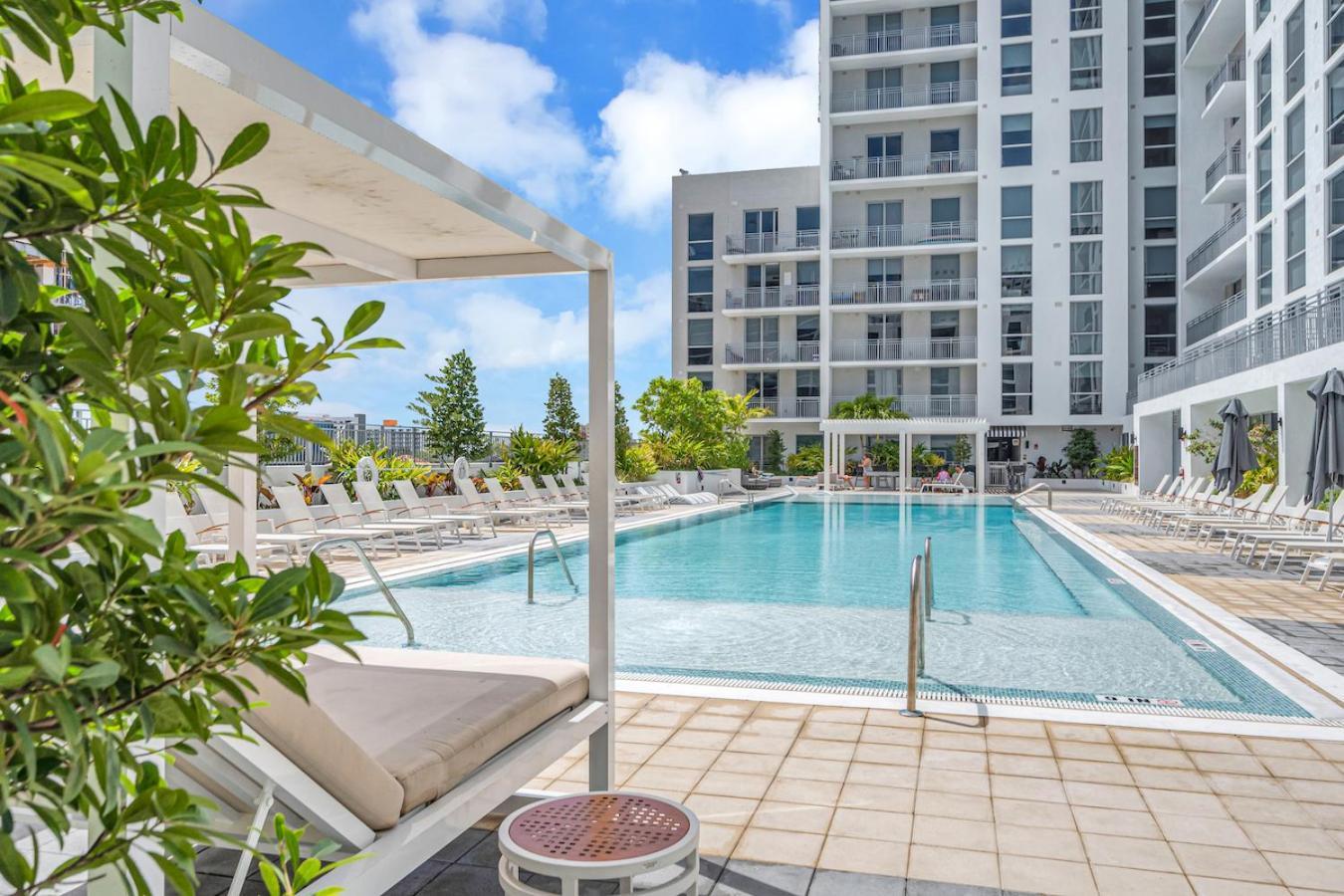 Modern 2 Bed Mins From Brickell With Free Parking *