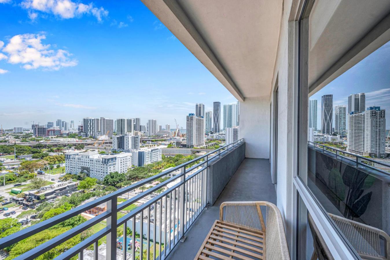 Modern 2 Bed Mins From Brickell With Free Parking