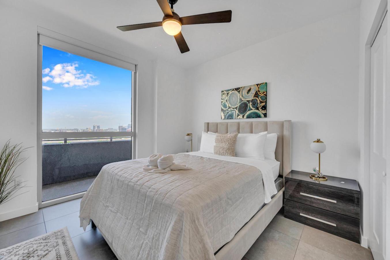 Modern 2 Bed Mins From Brickell With Free Parking *