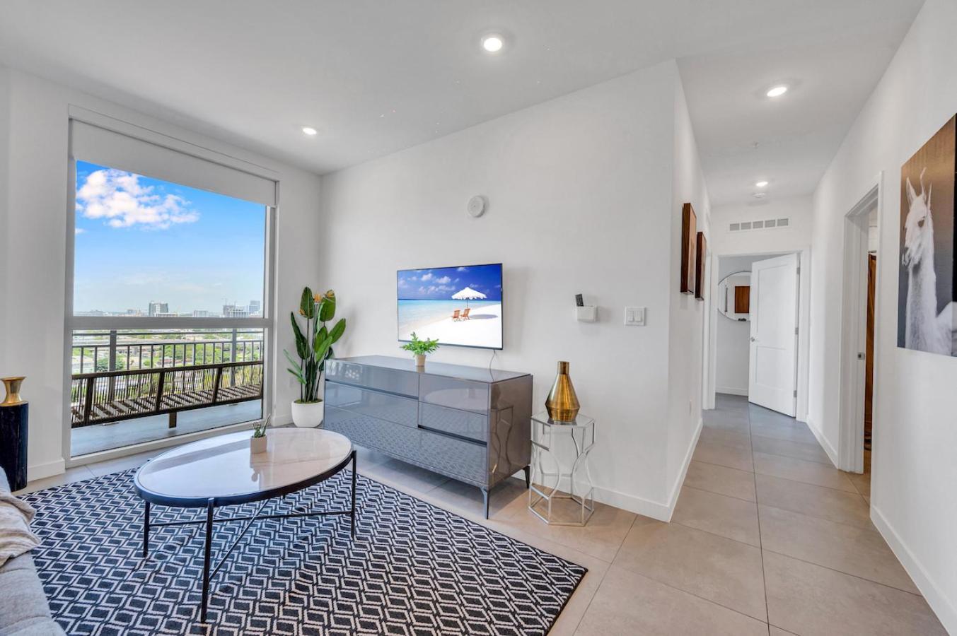 Modern 2 Bed Mins From Brickell With Free Parking Miami