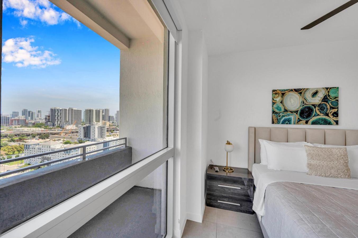 Modern 2 Bed Mins From Brickell With Free Parking Apartment *