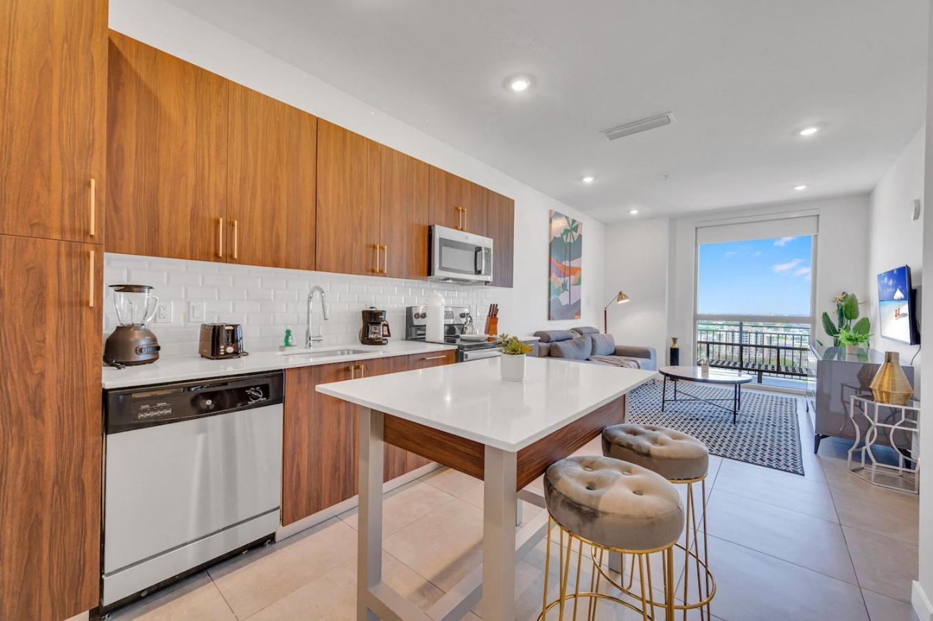 Modern 2 Bed Mins From Brickell With Free Parking *