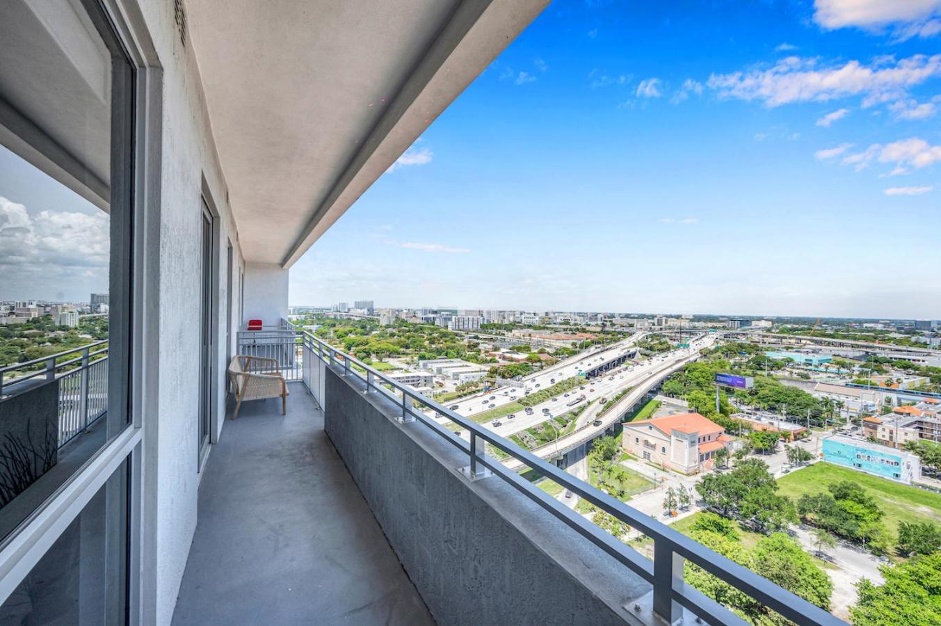 Modern 2 Bed Mins From Brickell With Free Parking * Miami