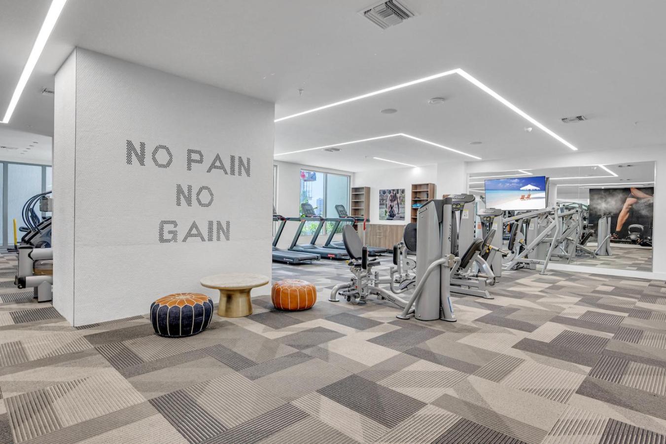 Modern Unit In Downtown With Free Parking *