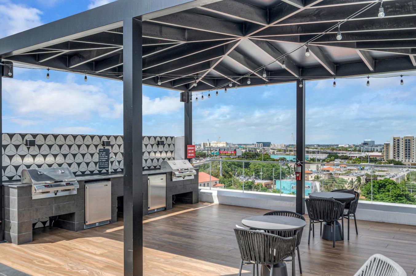 Centrally Located 2 Bed In The Heart Of Downtown With Free Parkin *