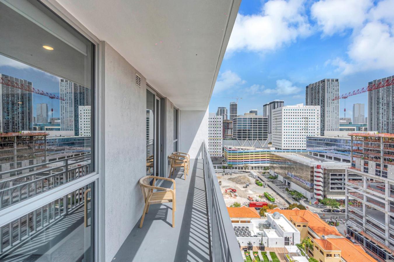 Centrally Located 2 Bed In The Heart Of Downtown With Free Parkin Miami