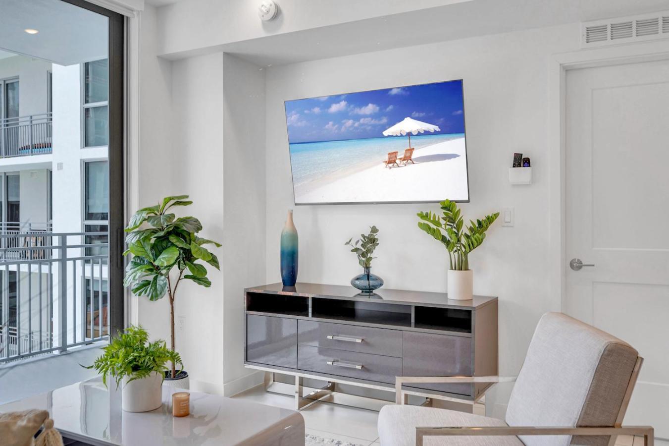 Centrally Located 2 Bed In The Heart Of Downtown With Free Parkin *