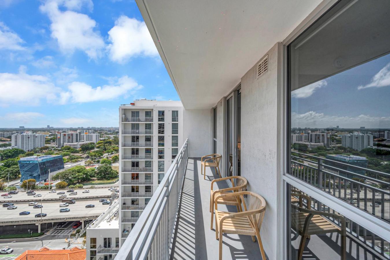 Centrally Located 2 Bed In The Heart Of Downtown With Free Parkin Miami