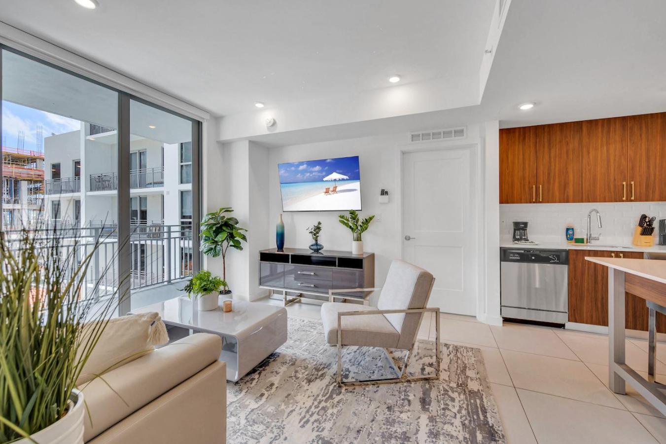 Centrally Located 2 Bed In The Heart Of Downtown With Free Parkin Apartment