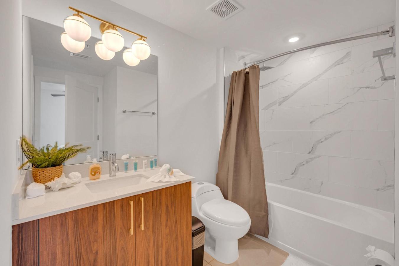 Centrally Located 2 Bed In The Heart Of Downtown With Free Parkin