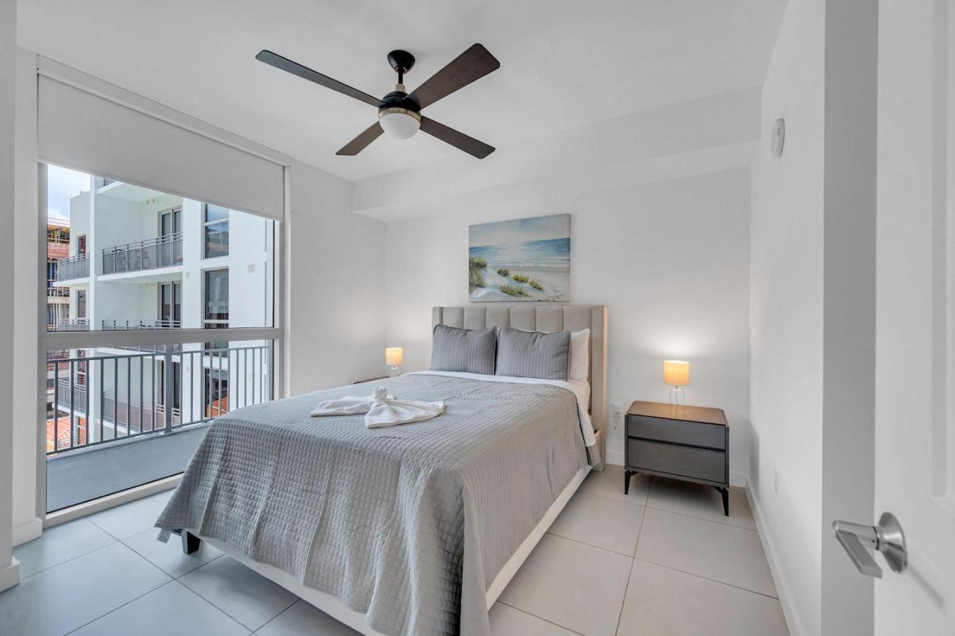 Centrally Located 2 Bed In The Heart Of Downtown With Free Parkin Apartment *