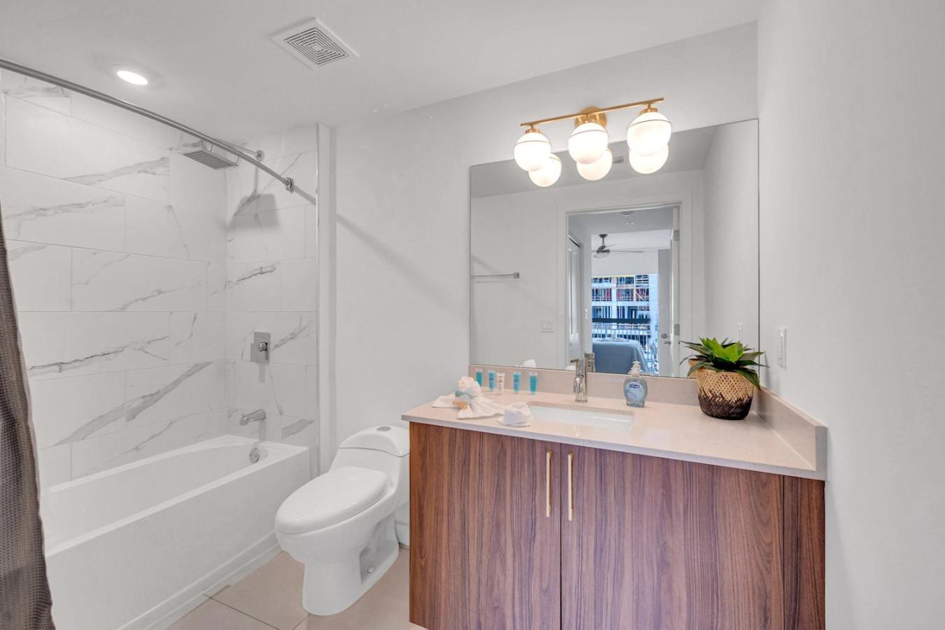 Apartment Centrally Located 2 Bed In The Heart Of Downtown With Free Parkin Miami