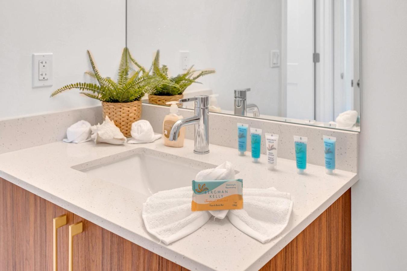 Apartment Centrally Located 2 Bed In The Heart Of Downtown With Free Parkin *