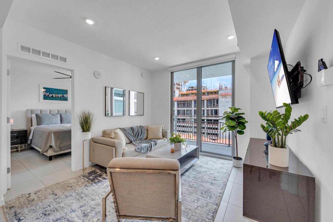 Centrally Located 2 Bed In The Heart Of Downtown With Free Parkin