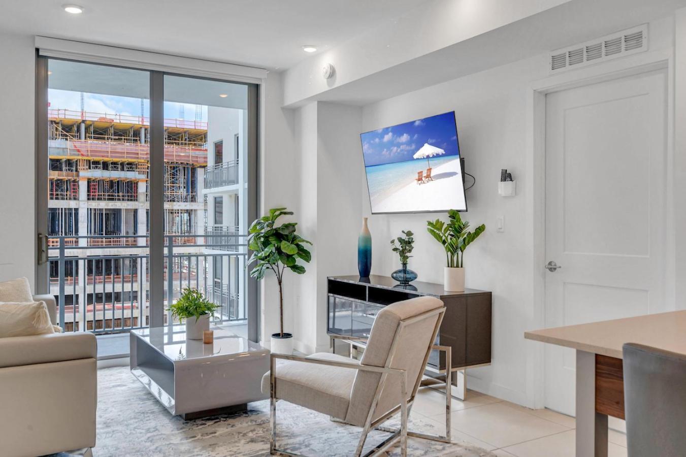 Centrally Located 2 Bed In The Heart Of Downtown With Free Parkin *