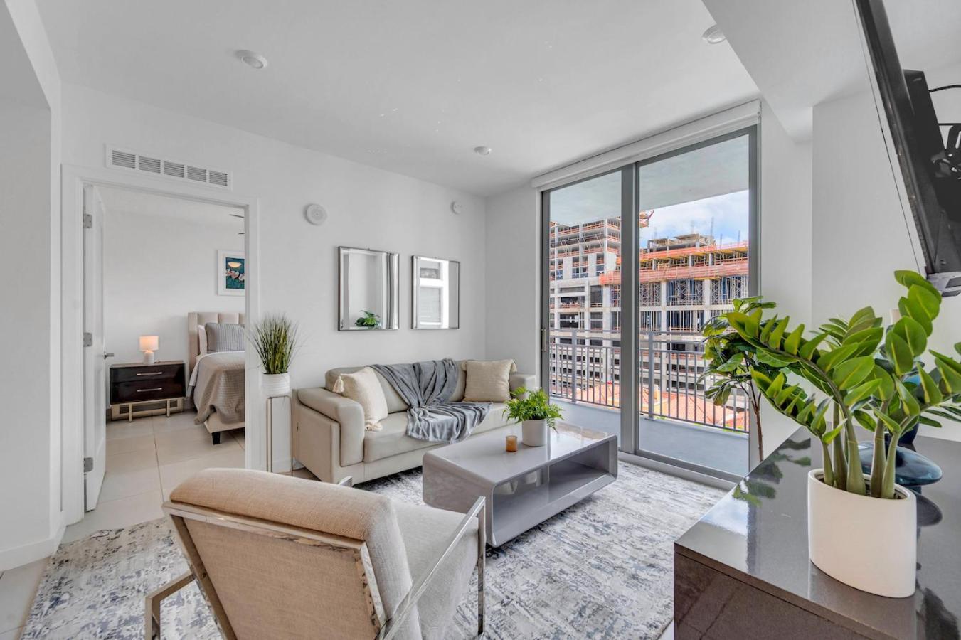 Centrally Located 2 Bed In The Heart Of Downtown With Free Parkin