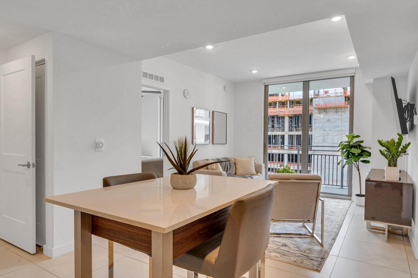 Centrally Located 2 Bed In The Heart Of Downtown With Free Parkin Miami