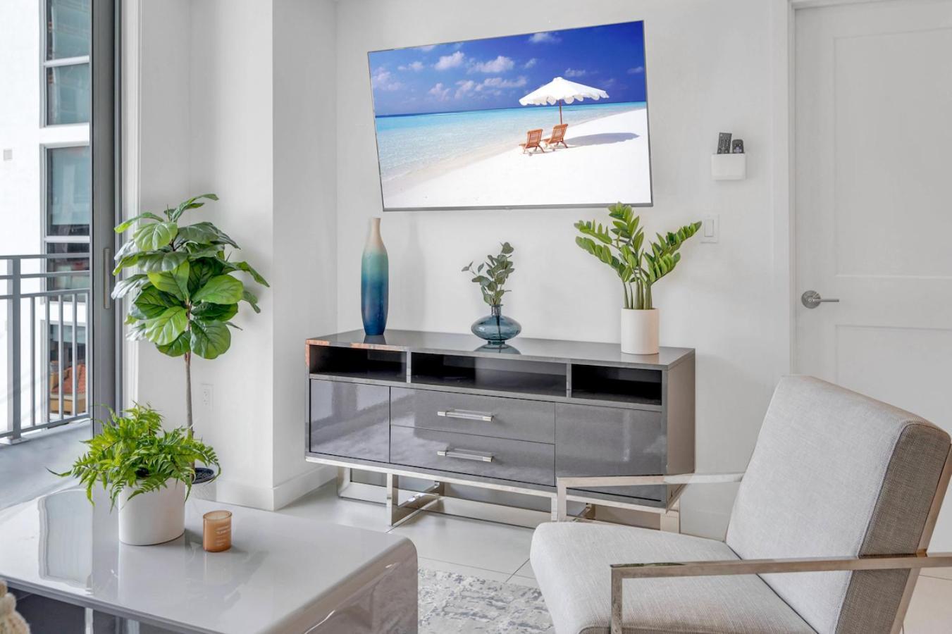 Centrally Located 2 Bed In The Heart Of Downtown With Free Parkin Apartment