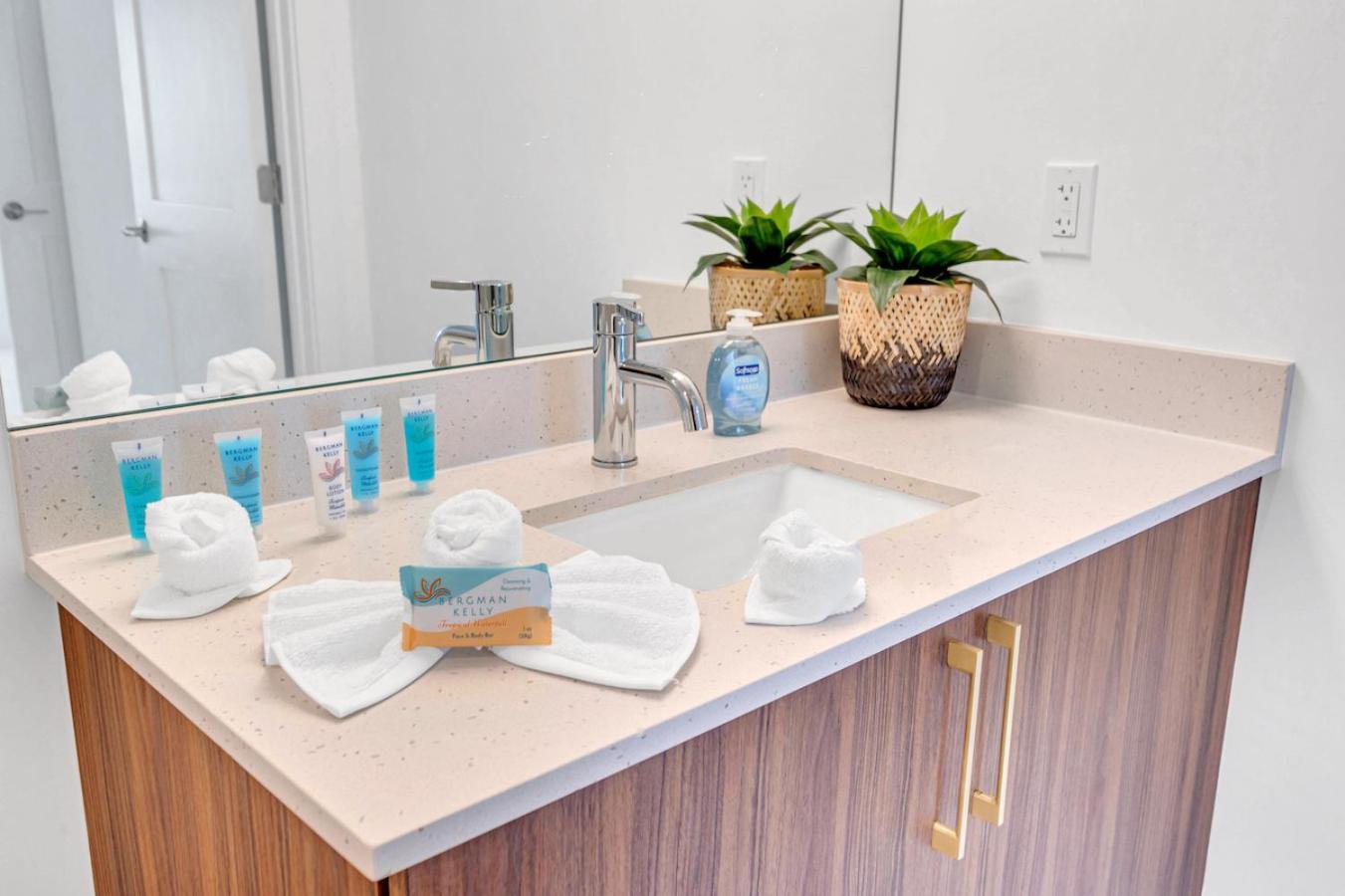 Centrally Located 2 Bed In The Heart Of Downtown With Free Parkin *