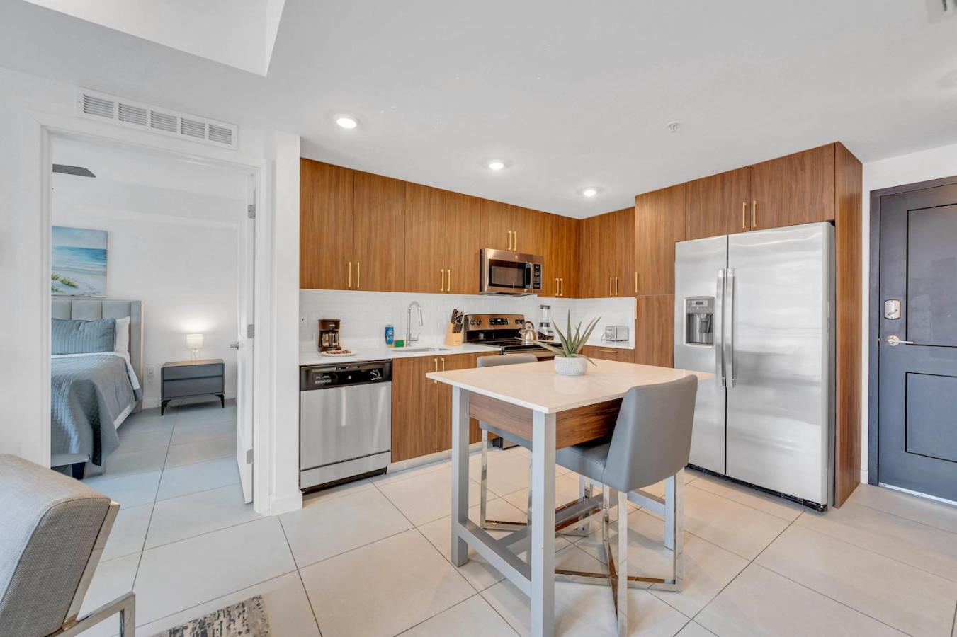 Centrally Located 2 Bed In The Heart Of Downtown With Free Parkin