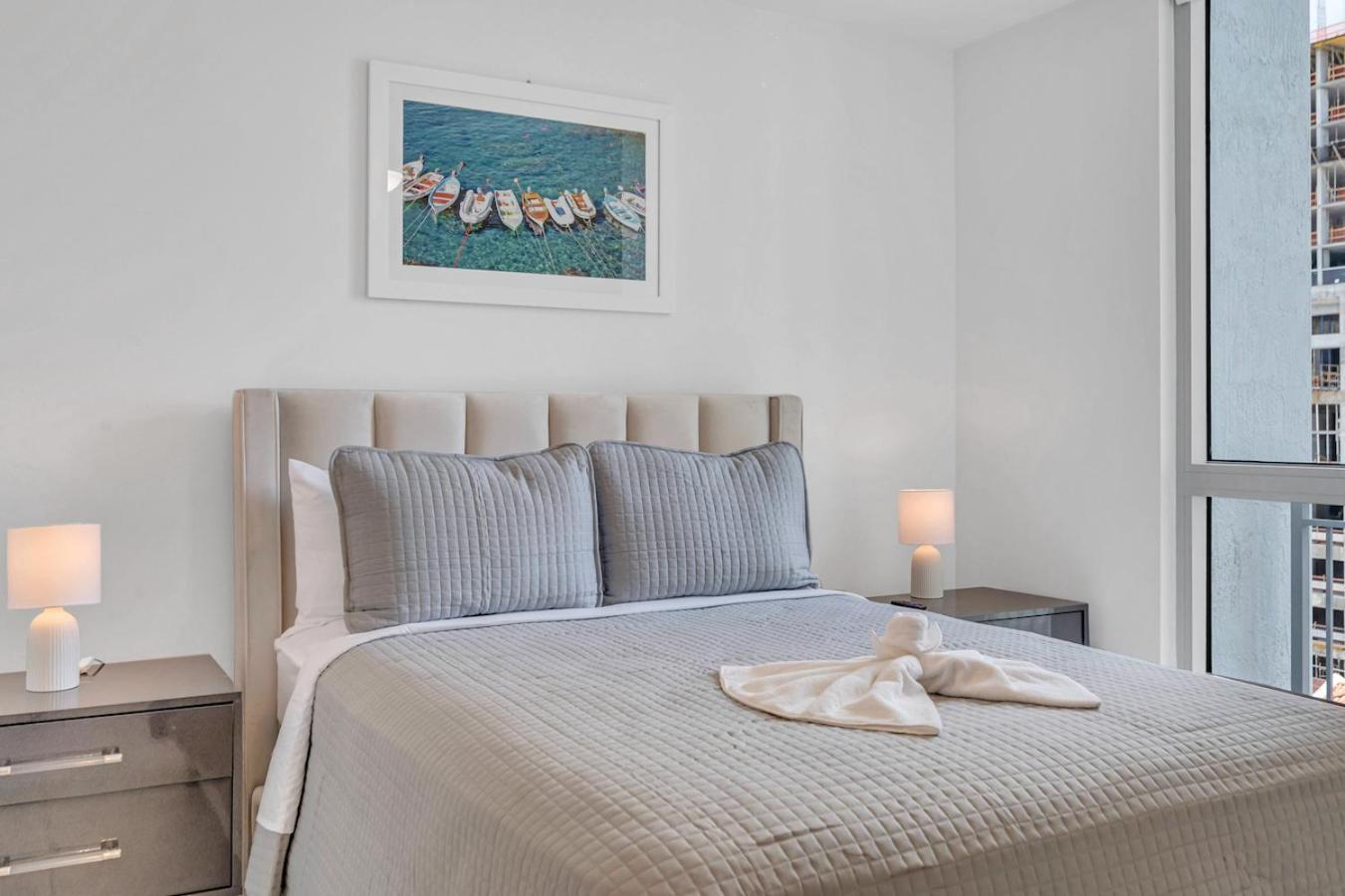 Apartment Centrally Located 2 Bed In The Heart Of Downtown With Free Parkin *