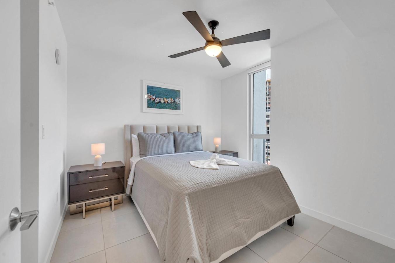 Centrally Located 2 Bed In The Heart Of Downtown With Free Parkin Apartment *