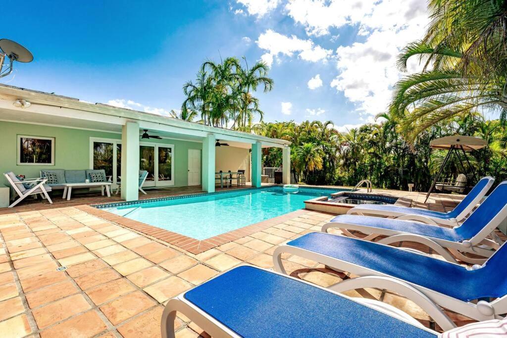 Holiday home Dream Home/ Pool/jacuzzi/ Fire Pit *