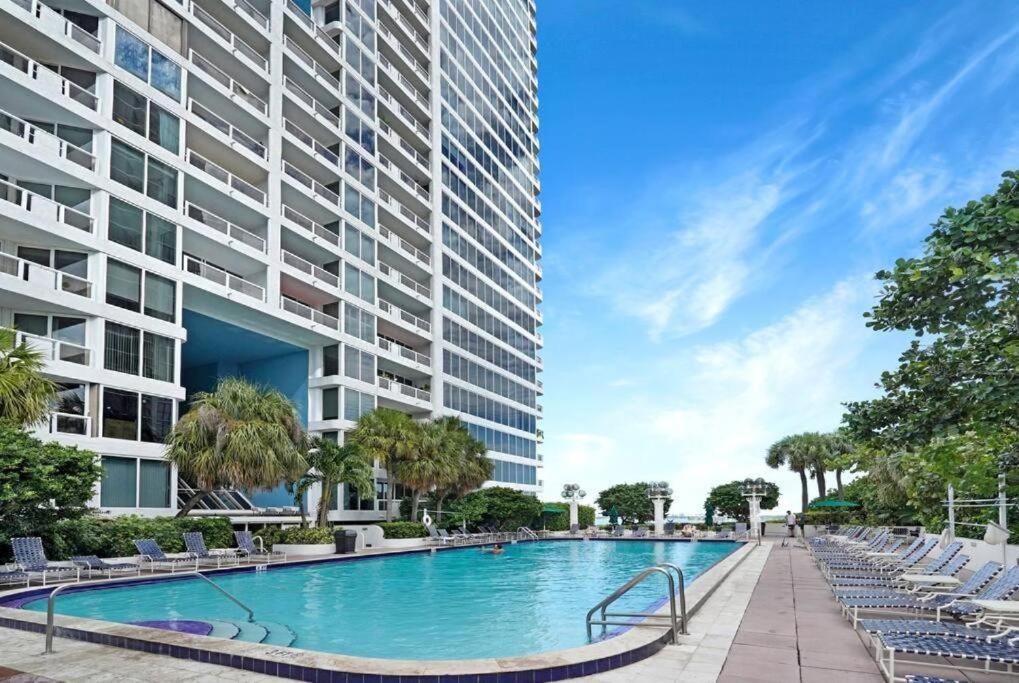 Apartment Paradise Found! Skyline And Water Views!