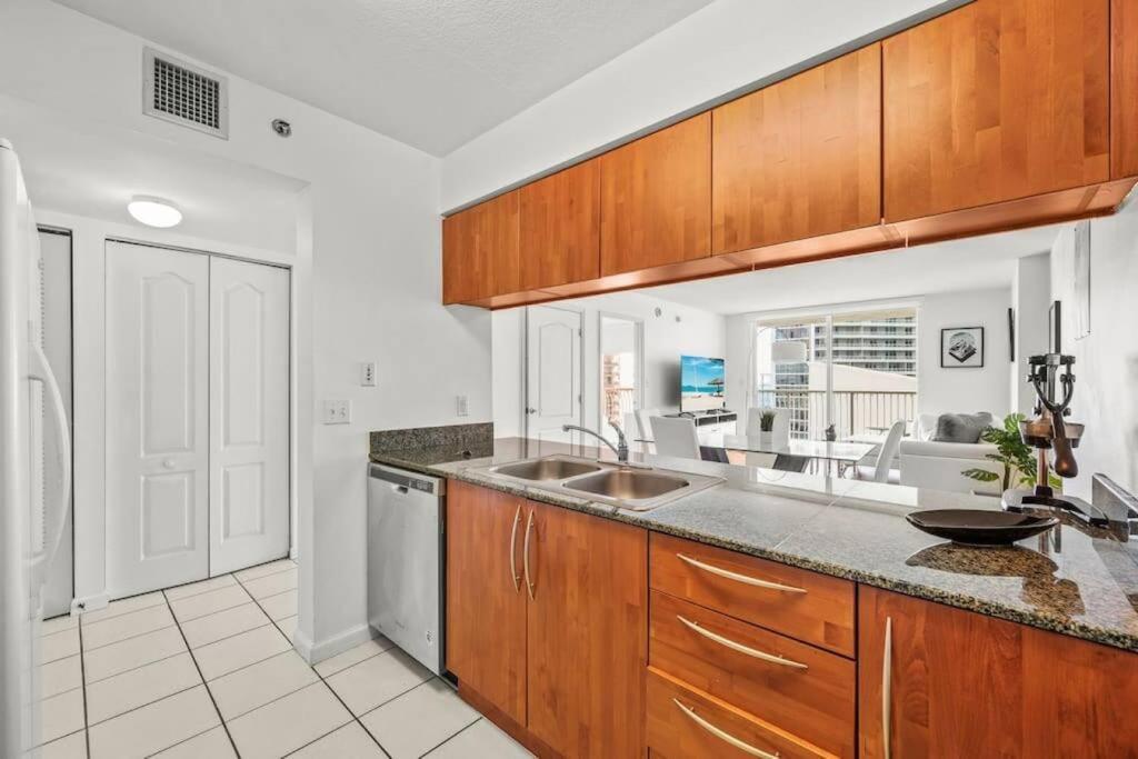 Amazing High Rise At Brickell With Pool View