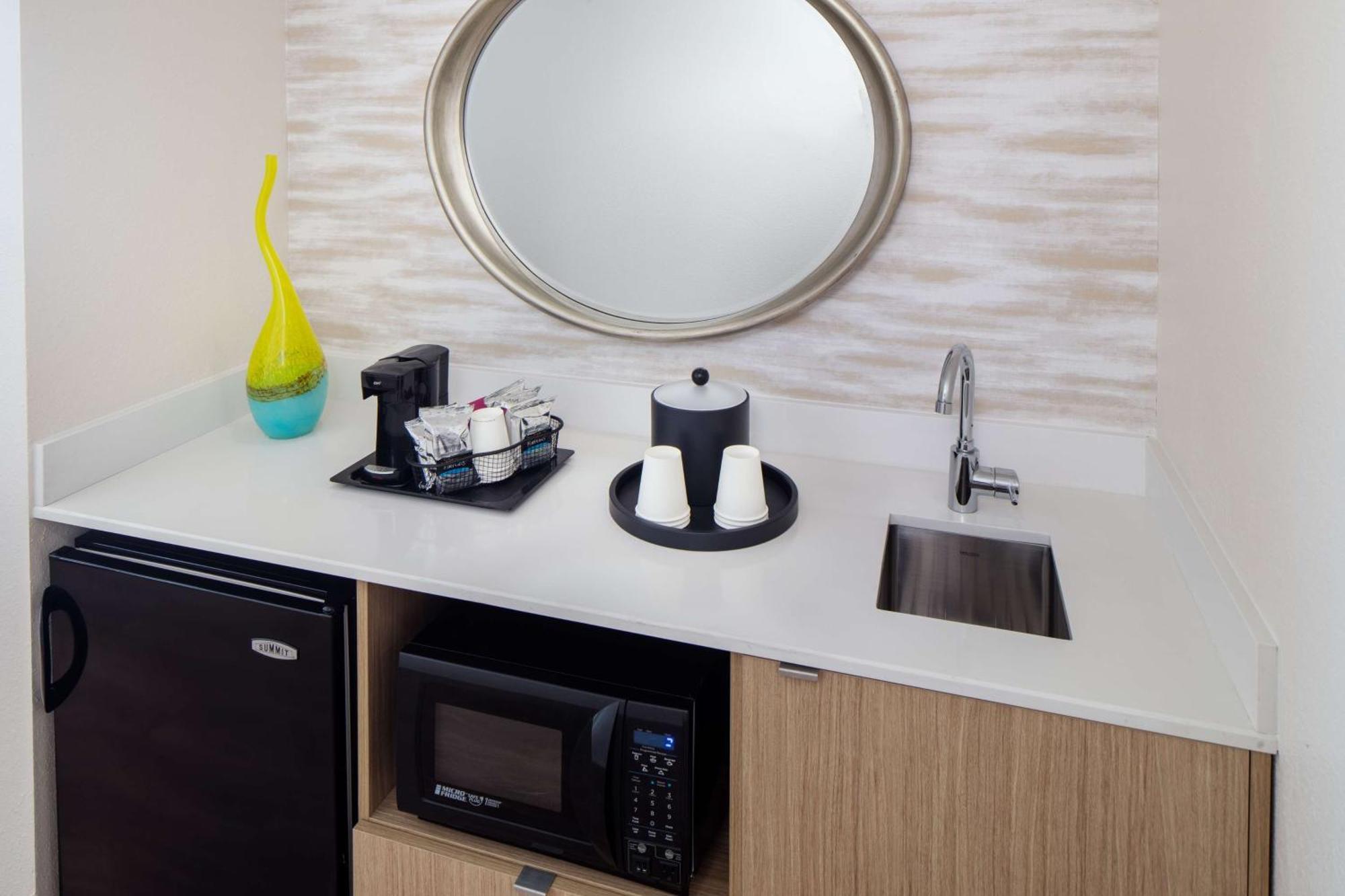 Hampton & By Hilton Downtown/brickell Hotel