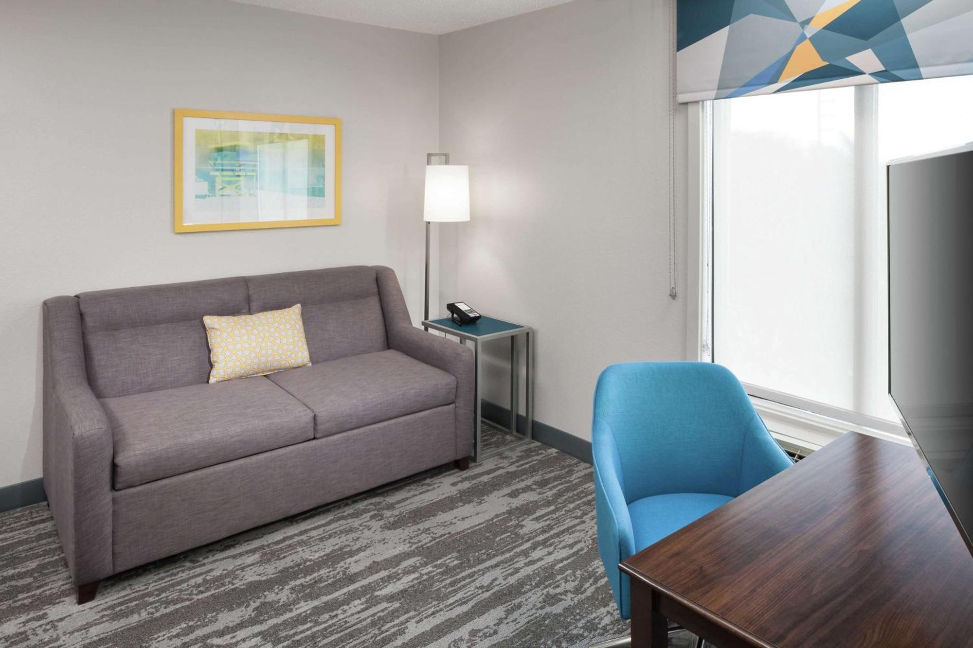 Hampton & Miami-doral Dolphin Mall Hotel 3*