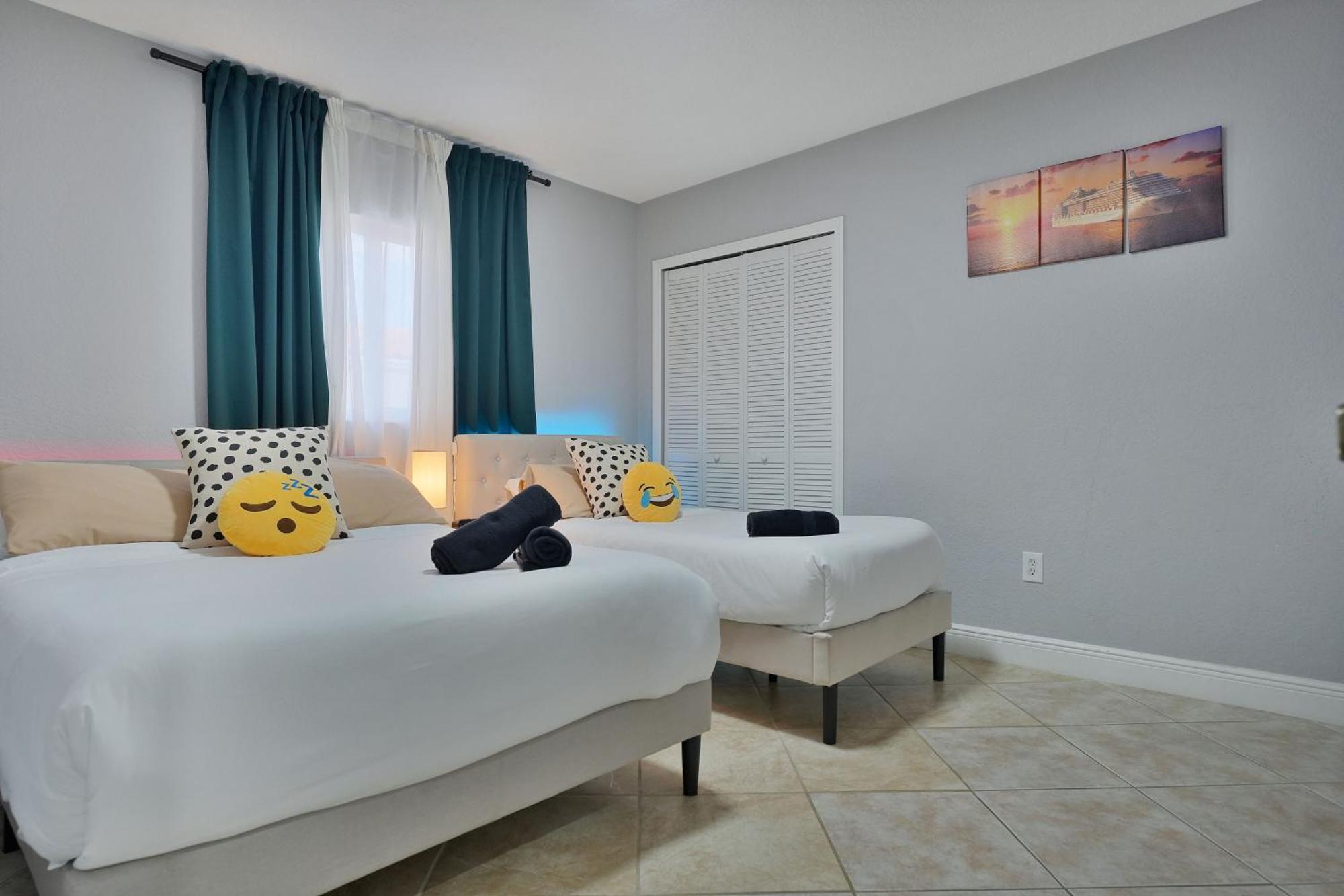 Vacay Spot Gables: Spacious Group Retreat With Game & Prime Location Casa de férias *