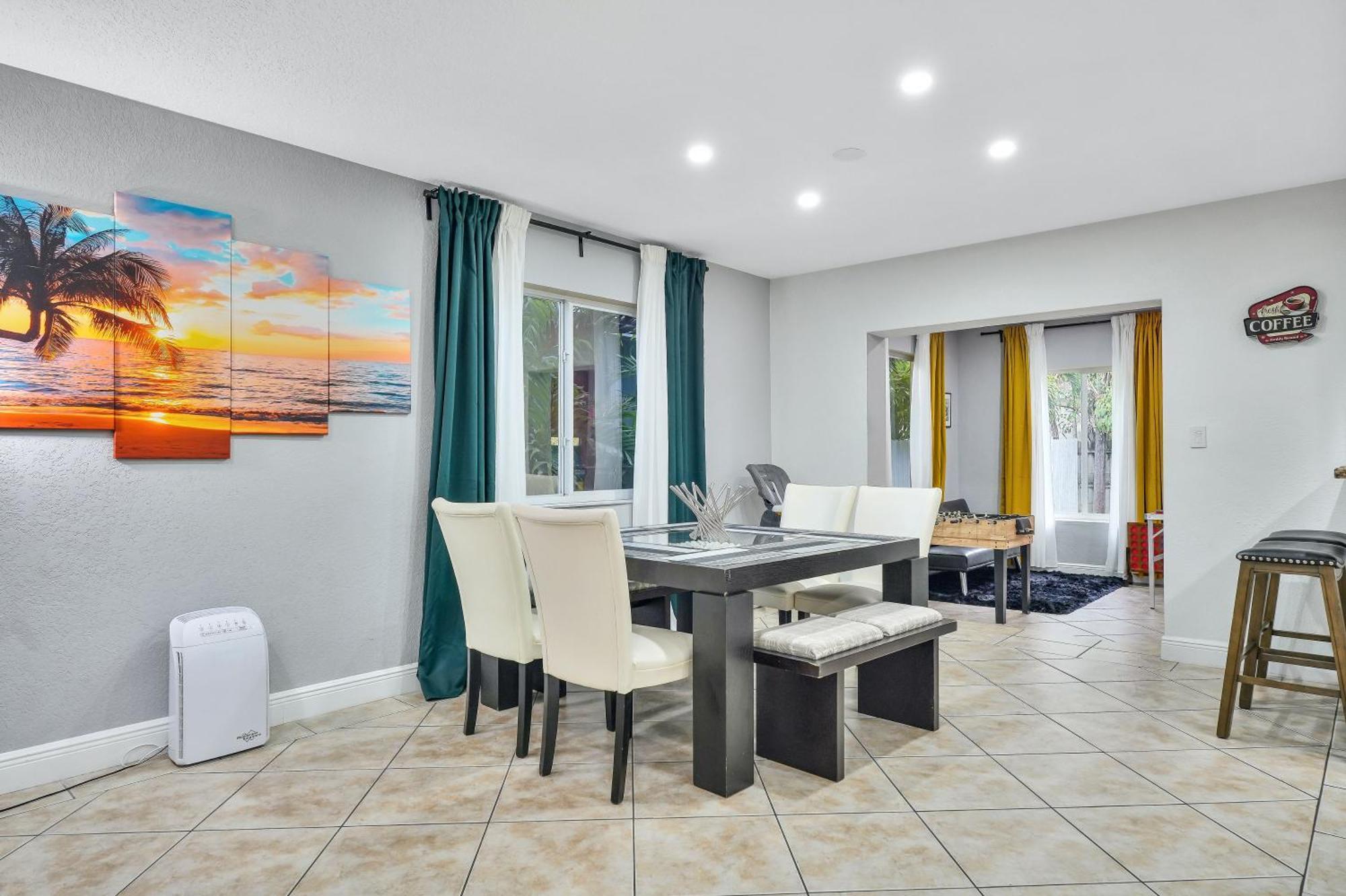 Casa de férias Vacay Spot Gables: Spacious Group Retreat With Game & Prime Location