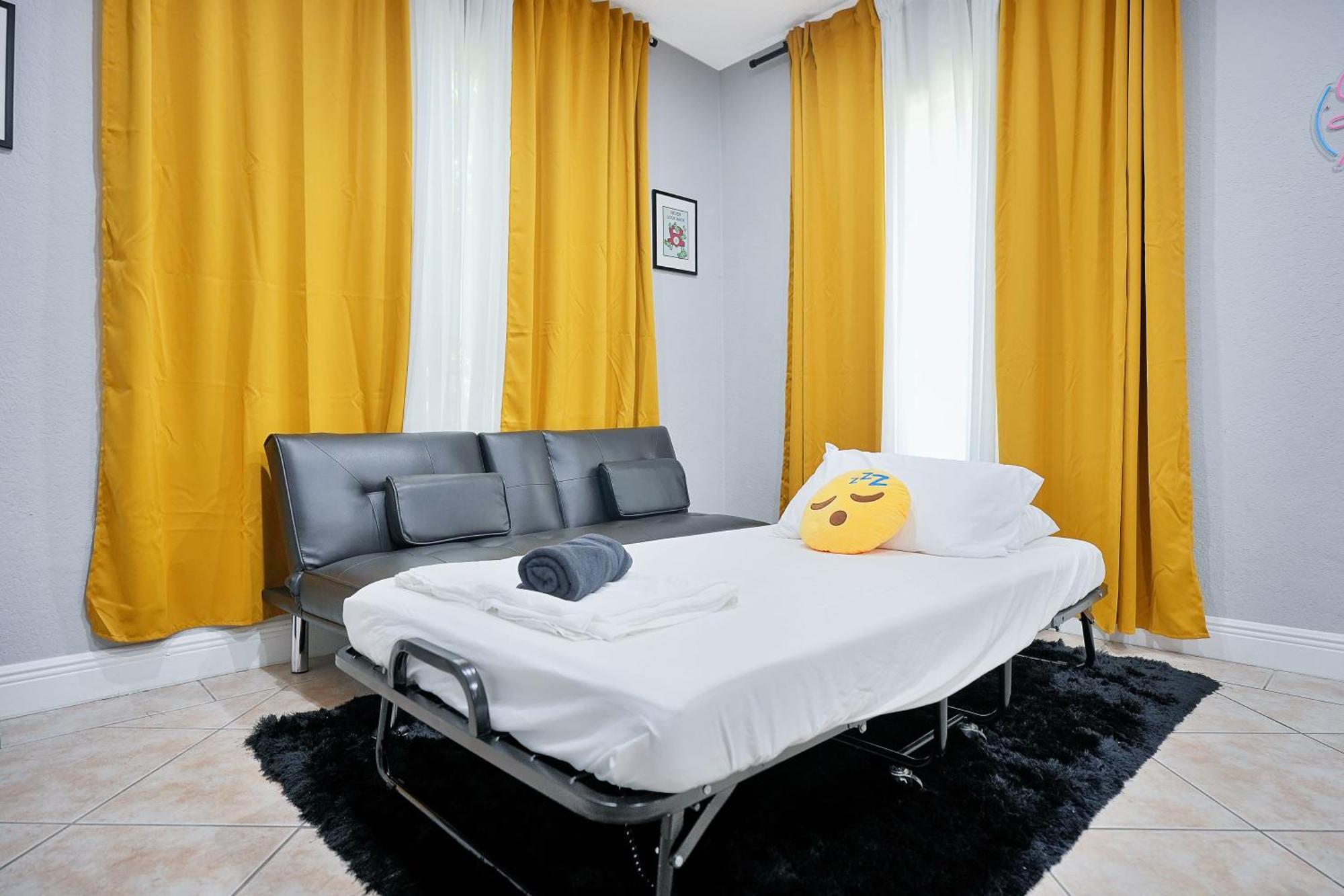 Vacay Spot Gables: Spacious Group Retreat With Game & Prime Location Casa de férias