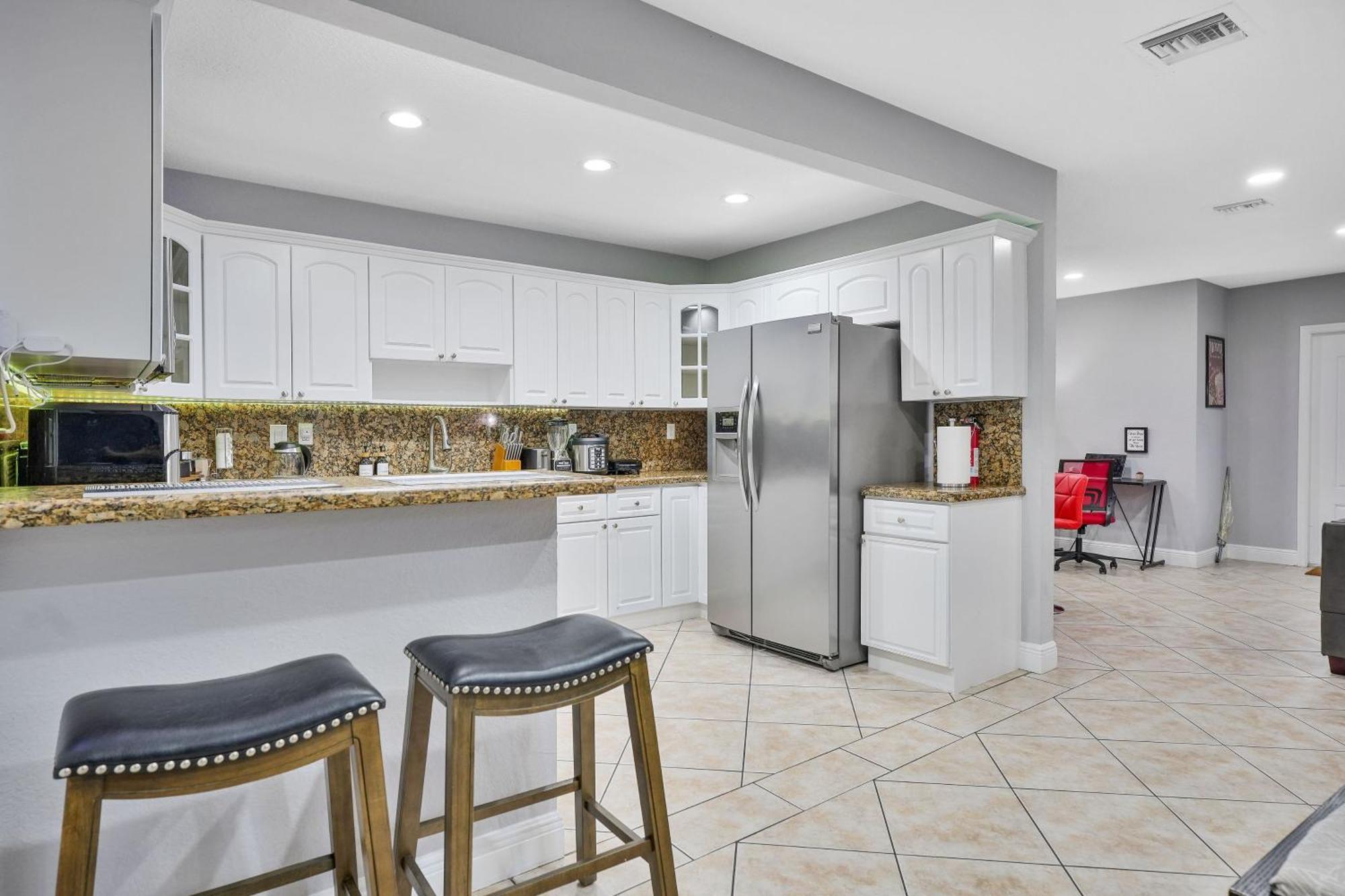 Casa de férias Vacay Spot Gables: Spacious Group Retreat With Game & Prime Location