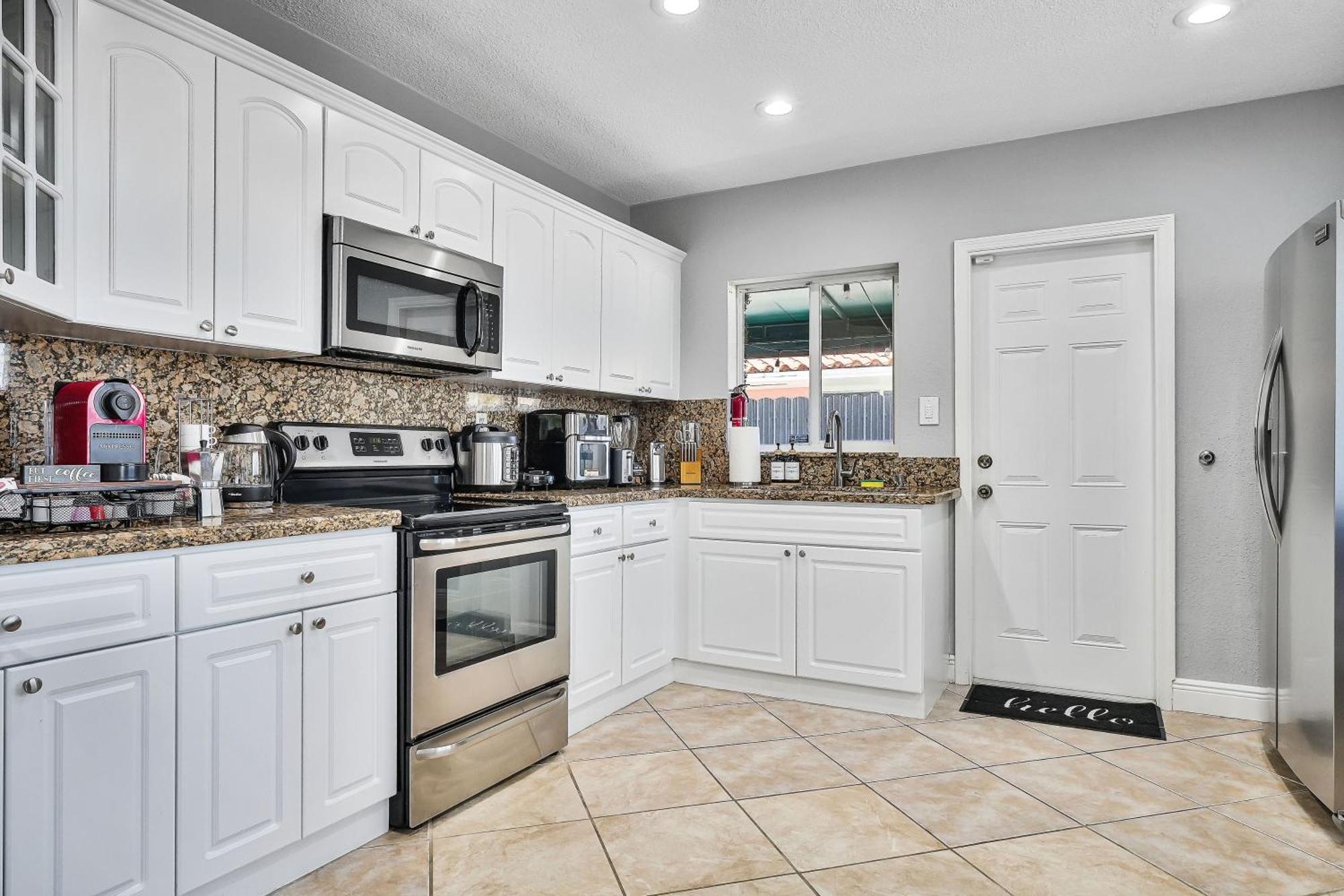 Vacay Spot Gables: Spacious Group Retreat With Game & Prime Location Casa de férias Miami