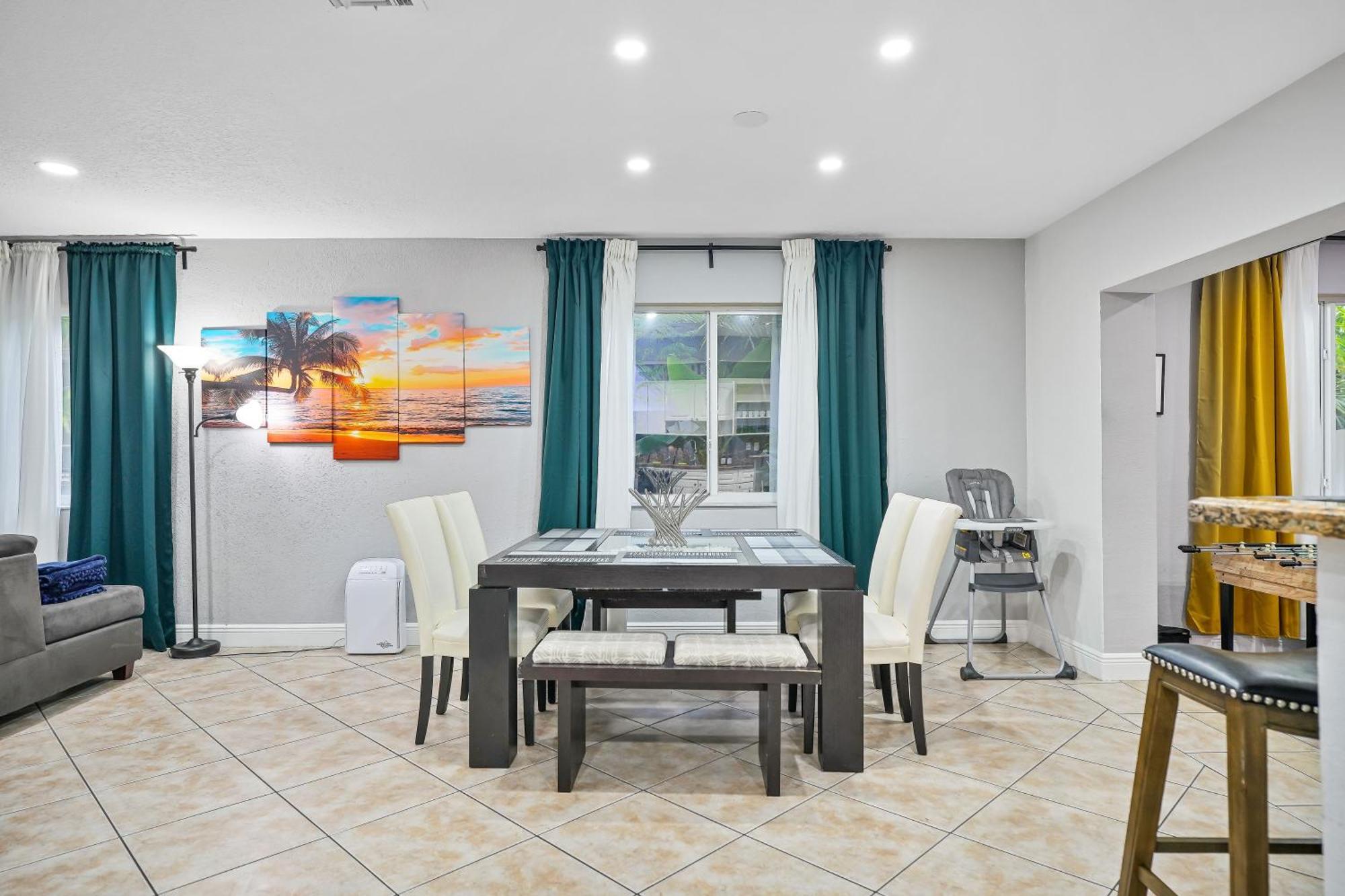 Vacay Spot Gables: Spacious Group Retreat With Game & Prime Location Casa de férias *