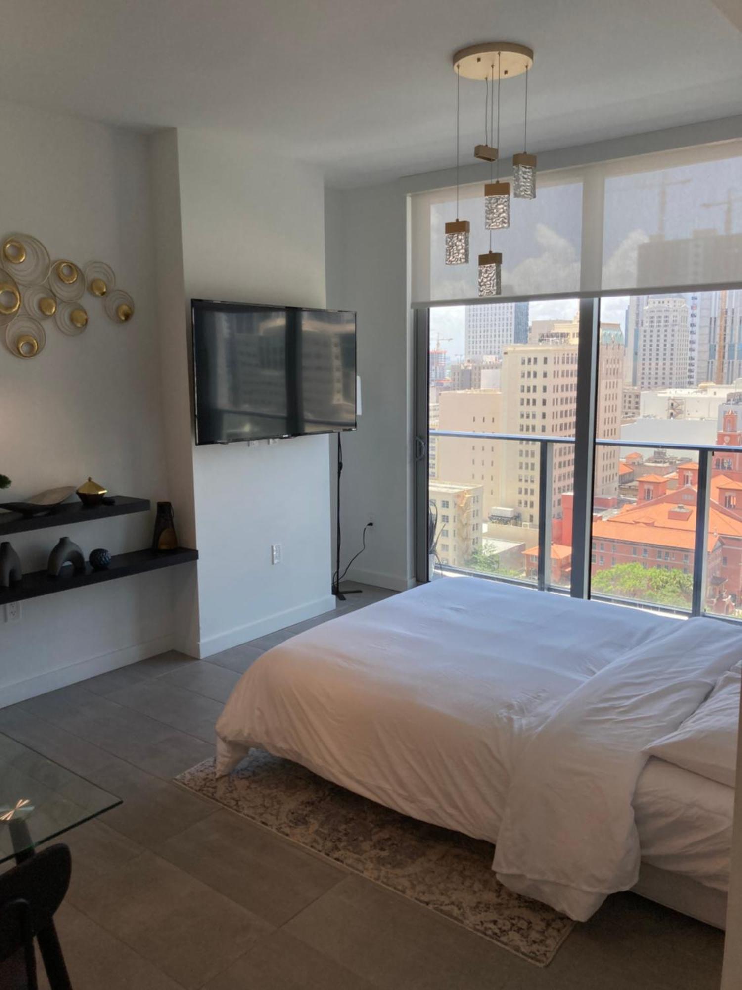 Apartment Brand New Modern 1 Bedroom Unit Downtown