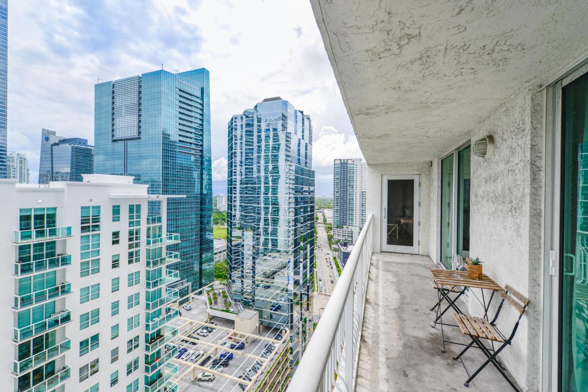 Style, Comfort, And Perfect Location In Brickell Apartment *