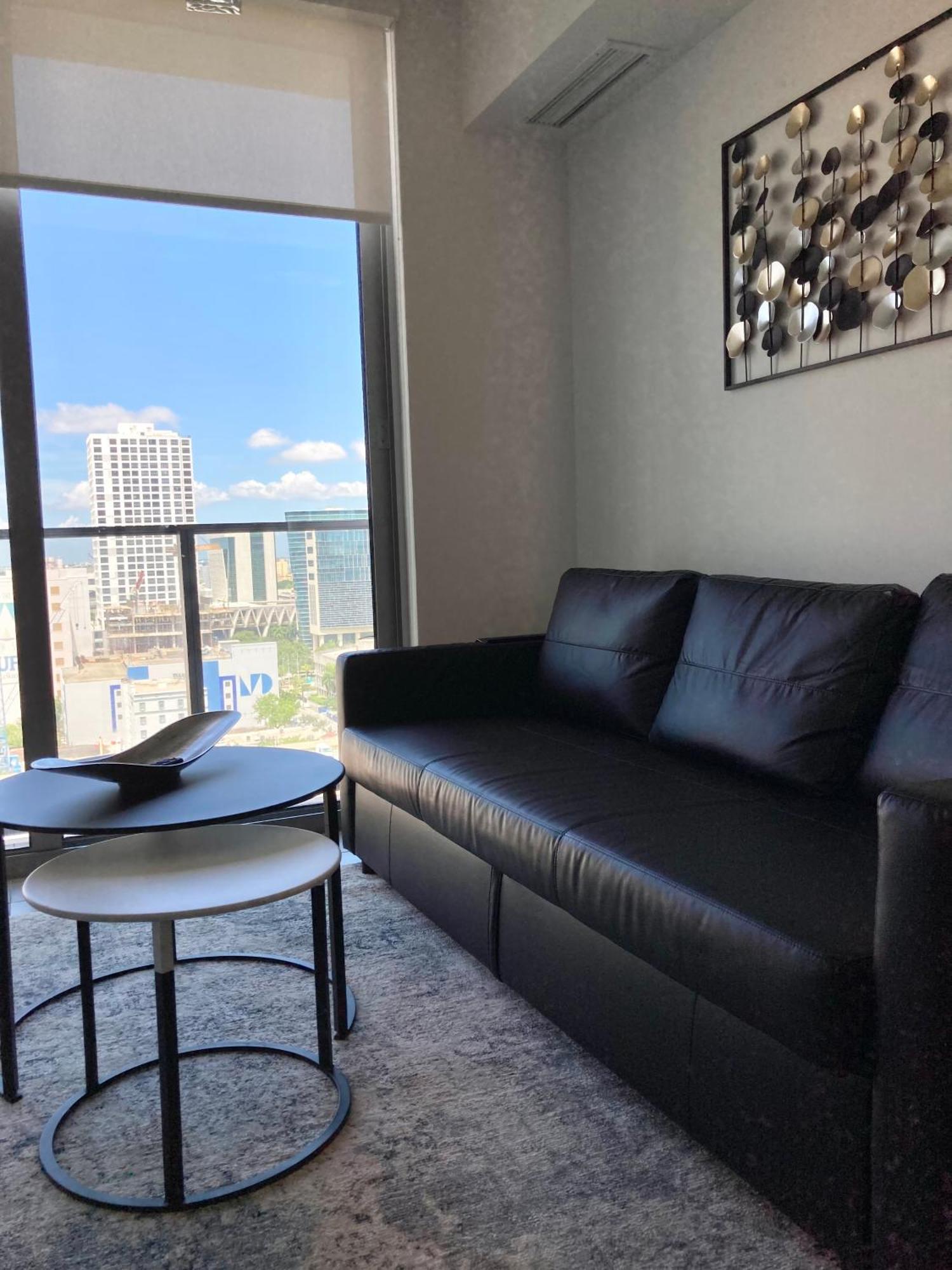 Brand New Modern 1 Bedroom Unit Downtown *