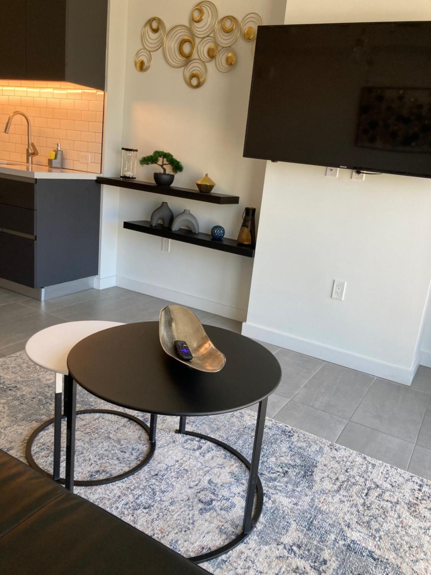 Apartment Brand New Modern 1 Bedroom Unit Downtown *