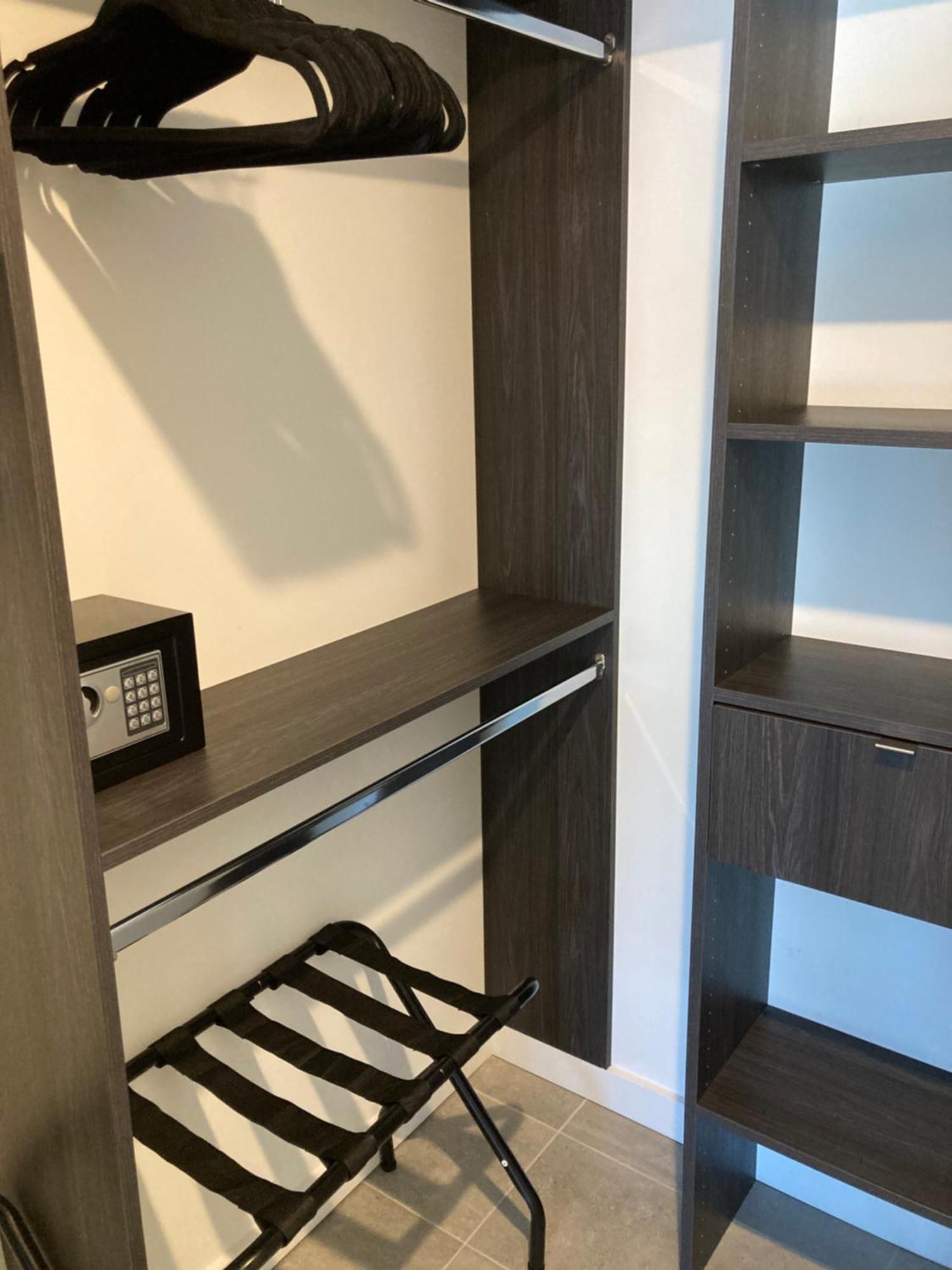 Apartment Brand New Modern 1 Bedroom Unit Downtown