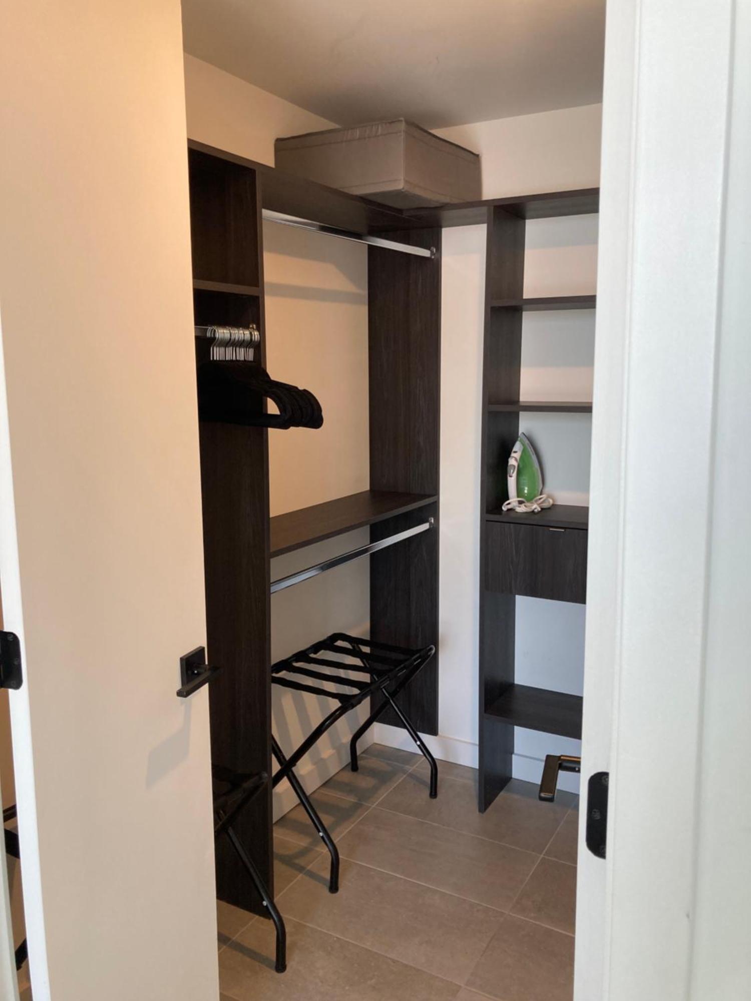Apartment Brand New Modern 1 Bedroom Unit Downtown *