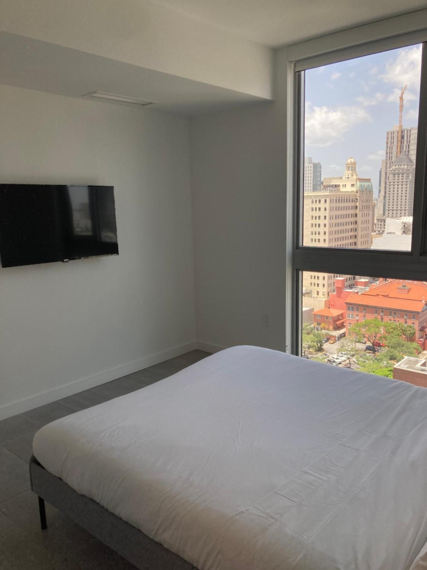 Brand New Modern 1 Bedroom Unit Downtown